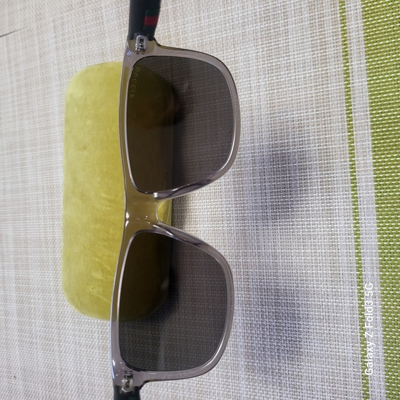 Gucci Black Sunglasses with Case and dust bag - Picture 6 of 7